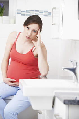 Pregnant Woman Suffering With Morning Sickness In Bathroom,model released, Symbolfoto,property released ING_39524_02165
