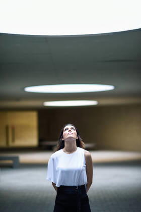 Beautiful brunette woman, model of fashion, posing in modern building with casual clothes.. Beautiful brunette woman, model of fashion, posing in modern building.,model released, Symbolfoto INH_18944_06855