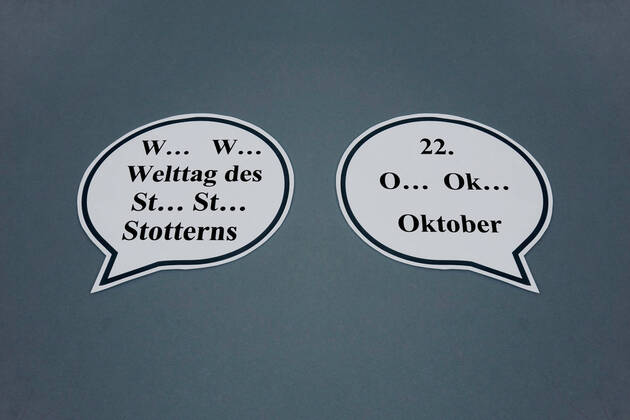 Sprechblasen und stottern Sprechblasen und stottern, 06.10.2019, Borkwalde, Brandenburg, In Sprechblasen stehen Texte zum Stottern.
