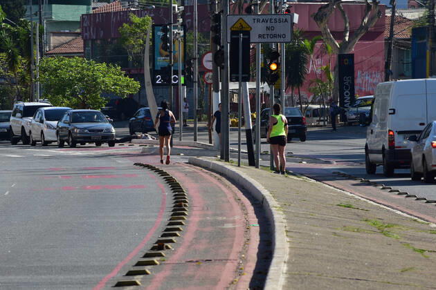 SÃO PAULO, SP - 12.10.2019: CLIMA TEMPO SP - Sun and heat on Saturday morning, (12) Patron Saint of Brazil holiday. In the picture people practicing physical activities on av. Luiz Dumont Villares, north of the capital. x1811152x RobertoxCasimiro