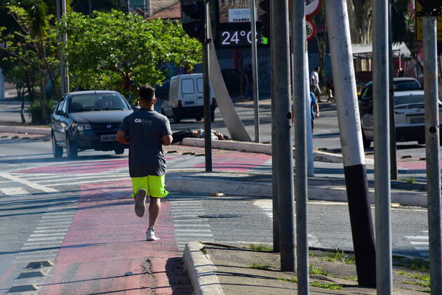 SÃO PAULO, SP - 12.10.2019: CLIMA TEMPO SP - Sun and heat on Saturday morning, (12) Patron Saint of Brazil holiday. In the picture people practicing physical activities on av. Luiz Dumont Villares, north of the capital. x1811153x RobertoxCasimiro