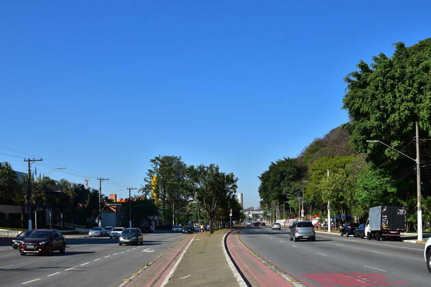 SÃO PAULO, SP - 12.10.2019: CLIMA TEMPO SP - Sun and heat on Saturday morning, (12) patron saint holiday of Av. Luiz Dumont Villares, north of the capital. x1811154x RobertoxCasimiro