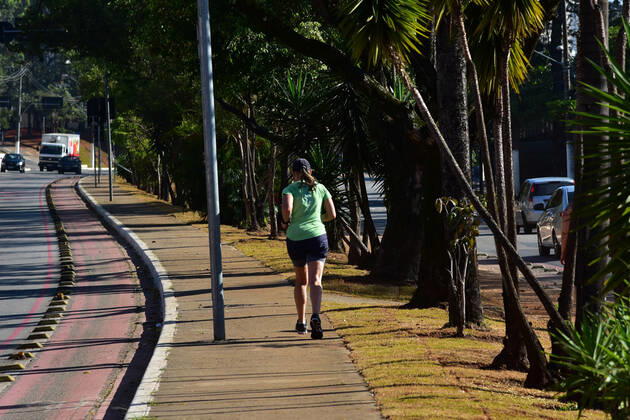 SÃO PAULO, SP - 12.10.2019: CLIMA TEMPO SP - Sun and heat on Saturday morning, (12) Patron Saint of Brazil holiday. In the picture people practicing physical activities on av. Luiz Dumont Villares, north of the capital. x1811155x RobertoxCasimiro
