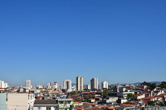 SÃO PAULO, SP - 12.10.2019: CLIMA TEMPO SP - Sun and heat on Saturday morning, (12) Patron Saint of Brazil holiday. In the picture buildings and houses in the north of the capital. x1811156x RobertoxCasimiro