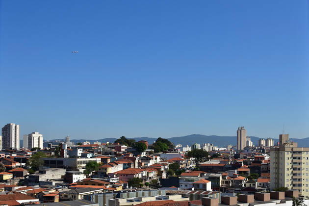 SÃO PAULO, SP - 12.10.2019: CLIMA TEMPO SP - Sun and heat on Saturday morning, (12) Patron Saint of Brazil holiday. In the picture buildings and houses in the north of the capital. x1811157x RobertoxCasimiro