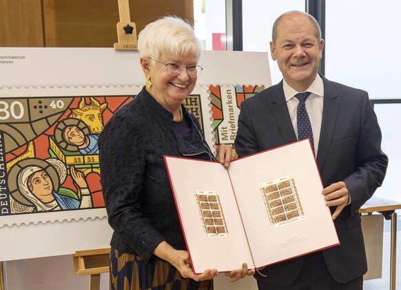 News Bilder des Tages Bundesfinanzminister Olaf Scholz (SPD) und Gerda Hasselfeldt, Praesidentin der Bundesarbeitsgemeinschaft der Freien Wohlfahrtspflege e. V., haben am Montag (14.10.19) in Berlin die Sonderbriefmarke Weihnachten 2019 vorgestellt. Die Sonderbriefmarke zu Weihnachten zugunsten der freien Wohlfahrtspflege, die 2019 ihr 50. Jubilaeum feiert, zeigt in diesem Jahr ein klassisches Motiv: die Geburt Christi. Abgebildet ist das Motiv eines Kirchenfensters der Kathedrale Notre Dame in Chartres. Es zeigt die Krippenszene aus der Weihnachtsgeschichte. (Siehe epd-Meldung vom 14.10.19) Sonderbriefmarke Weihnachten 2019 vorgestellt