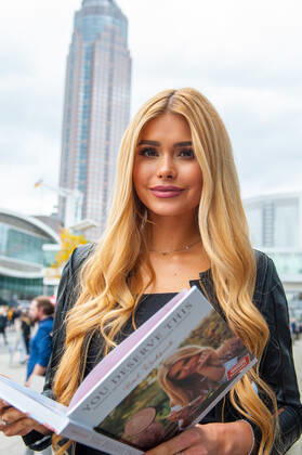 17.10.2019 xesxFrankfurt am Main Buchmesse Frankfurt 2019 Pamela Reif ist 23, Influencerin und hat ihr zweites Buch veröffentlicht - You deserve this und stellte es gestern bei der Buchmesse vor.