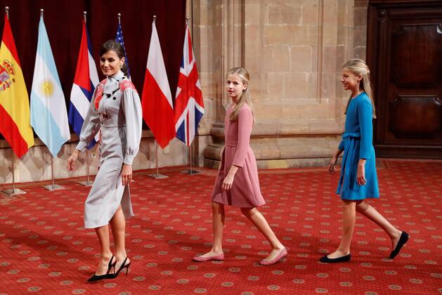 Spain s Queen Letizia (L) and her daughters Crown Princess Leonor (C) and Princesss Sofia (R) arrive to a reception in the framework of Princess of Asturias awarding ceremony in Oviedo, northern Spain, 18 October 2019. Princess of Asturias Awards will be handed in a ceremony held at Campoamor Theater later today. Events in the framework of Princess of Asturias awarding ceremony !ACHTUNG: NUR REDAKTIONELLE NUTZUNG!  Copyright: xBallesterosx GRAF2386 20191018-637070030979362174