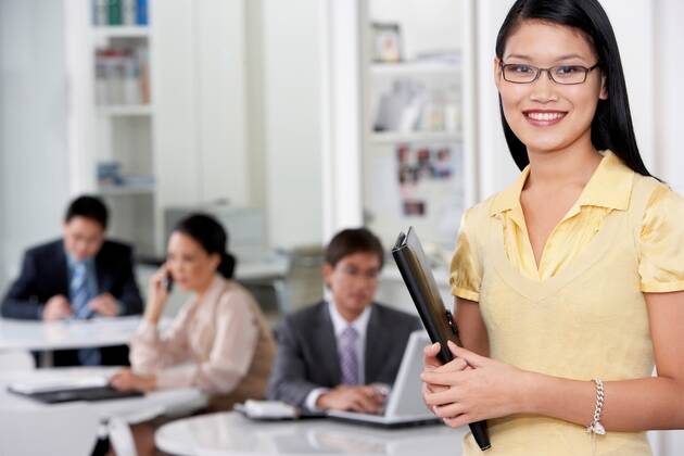 Businesswoman Standing in Office,model released, Symbolfoto,property released 03B63659