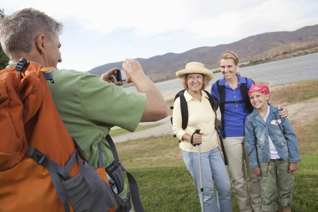 Man photographhs a mother daughter and grand-daughter at lakeside together,model released, Symbolfoto,property released 03B94418