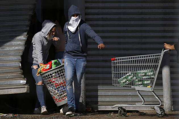 Santiago, October 20, 2019 Vandalos loot Montserrat supermarket located at the corner of Las Nieves and Mexico streets in Puente Alto Dragomir Yankovic Aton Chile, Santiago Chile Aton 360659.  Copyright: DRAGOMIRxYANKOVIC ATONxCHILE
