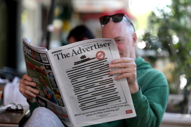 Bilder des Jahres 2019, News 10 Oktober News Bilder des Tages News Bilder des Tages PRESS FREEDOM CAMPAIGN, Nic Klar reads the Adelaide Advertiser with the front page showing a Your right to know campaign in Adelaide, Monday, October 21, 2019. The front pages of the major newspapers on Monday replicated a heavily redacted government document, alongside an advertising campaign challenging laws that effectively criminalise journalism and whistleblowing. ( NO ARCHIVING, EDITORIAL USE ONLY, NO USE IN BOOKS WITHOUT CONSENT Adelaide SA AUSTRALIA  Copyright: xKELLYxBARNESx 20191021001427858115