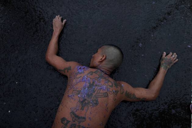 Bilder des Jahres 2019, News 10 Oktober News Themen der KW42 News Bilder des Tages Edwin Villarreta, 38, receives burning drops of wax from candles on his back during the penitence walk to the church of Saint Phillipe to pay devotion to the Cristo Negro de Portobelo or Black Christ of Portobelo in Portobelo, Panama, 20 October 2019. Edwin walked on his knees for two days up to Portobelo, to thank the Black Christ for the privilege of having a healthy family and a job. Black Christ of Portobelo !ACHTUNG: NUR REDAKTIONELLE NUTZUNG!  Copyright: xBienvenidoxVelascox AME2618 20191021-637072432589113558