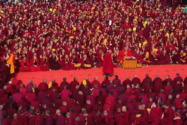 Bilder des Jahres 2019, News 10 Oktober News Themen der KW42 (191021) -- BEIJING, Oct. 21, 2019 -- Tibetan monks attend an event celebrating the 600th anniversary of the founding of Sera Monastery in Lhasa, capital of southwest China s Tibet Autonomous Region, Oct. 20, 2019. Built in 1419, Sera Monastery is a prestigious monastery of Tibetan Buddhism s Gelug Sect. ) XINHUA PHOTOS OF THE DAY PurbuxZhaxi 