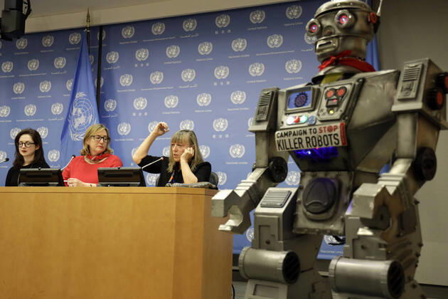 Bilder des Jahres 2019, News 10 Oktober News Bilder des Tages (191021) -- UNITED NATIONS, Oct. 21, 2019 -- (L-R) Liz O Sullivan with the International Committee for Robot Arms Control (ICRAC), Mary Wareham, global coordinator of the Campaign to Stop Killer Robots, and Jody Williams, Nobel Peace Prize co-laureate and the founding coordinator of the International Campaign to Ban Landmines (ICBL) attend a press conference on the Campaign to Stop Killer Robots, at the UN headquarters in New York, Oct. 21, 2019. Mary Wareham on Monday urged the international community to stop developing lethal autonomous weapons systems, or killer robots. ) UN-STOP KILLER ROBOTS-PRESS CONFERENCE LixMuzi 