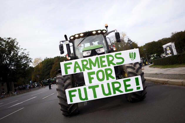 Bilder des Jahres 2019, News 10 Oktober News Bilder des Tages Farmers Protest Agricultural Policy DEU, Deutschland, Germany, Berlin, 22.10.2019 Bauern protestieren mit ihren Traktoren mit Transparent Farmers For Future im Rahmen einer Sternfahrt bei der Demonstration von Landwirten unter dem Motto Land Schafft Verbindung Wir Rufen Zu Tisch gegen die Agrarpolitik und das Agrarpaket der Bundesregierung vor der Siegessaeule in Berlin. Mit der Unterstuetzung vom Deutschen Bauernverband demonstrieren Landwirte auch fuer den Erhalt der Familienbetriebe, gegen das Massennahmenpaket der Regierung zum Umweltschutz und Tierschutz, gegen die Aenderungen der Duengeverordnung, gegen Bauernbahsing, Protesters and Farmers with sign Farmers For Future at a march as they ride tractors from Brandenburg into the city center to protest the new agriculture legislation at the Victory Column on October 22, 2019 in Berlin