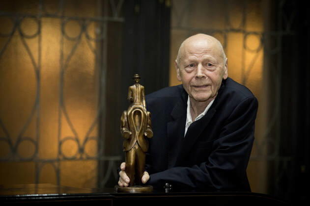 Bilder des Jahres 2019, Entertainment 10 Oktober Entertainment Bilder des Tages French writer Pierre Michon, 74, received the Franz Kafka Prize at the Old Town Hall in Prague, Czech Republic, October 22, 2019. (CTKxPhoto KaterinaxSulova) CTKPhotoP201910220934601  suk2