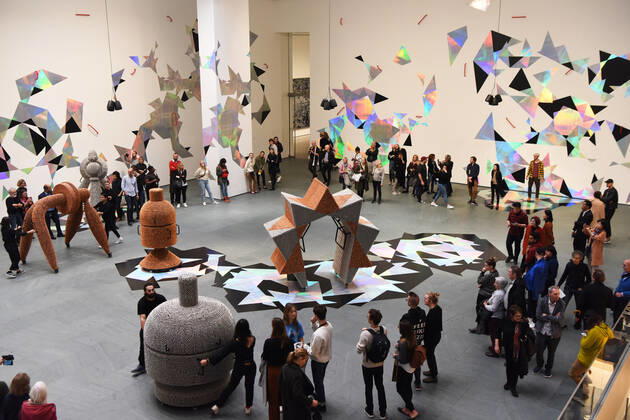 Bilder des Jahres 2019, Entertainment 10 Oktober (191023) -- NEW YORK, Oct. 23, 2019 -- Visitors view the installation Handles in the Museum of Modern Art (MoMA) in Manhattan of New York, the United States, Oct. 22, 2019. MoMA was reopened to the public on Monday after being closed since June 15 for renovation and reorganization of its galleries. ) U.S.-NEW YORK-MOMA-REOPENING HanxFang 