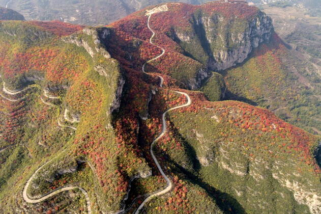 Bilder des Jahres 2019, News 10 Oktober (191023) -- SHAHE, Oct. 23, 2019 (Xinhua) -- Aerial photo taken on Oct. 23, 2019 shows the autumn scenery of Jiguan Mountain in Shahe, north China s Hebei Province. (Xinhua Mu Yu) CHINA-HEBEI-SHAHE-AUTUMN SCENERY(CN) 