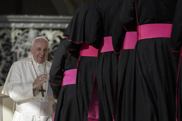 Bilder des Jahres 2019, News 10 Oktober News Bilder des Tages Vatican: Pope Francis Weekly General Audience Pope Francis leads the weekly General Audience in St. Peter s Square. The General Audience is held every Wednesday, when the Pope is in Vatican, in Saint Peter s Square which can accommodate around 80,000 people. During the General Audience, also called Papal Audience, the Holy Father addresses the crowd in different languages. Vatican City Vatican Vatican  GiuseppexCiccia
