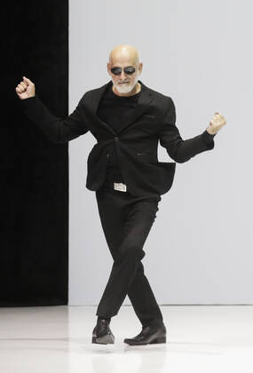 Bilder des Jahres 2019, Entertainment 10 Oktober Entertainment Bilder des Tages MOSCOW, RUSSIA - OCTOBER 23, 2019: Fashion designer Shamkhal Alikhanov after a runway show for the Shamkhal collection at the 42nd edition of Moscow Fashion Week at Moscow s Gostiny Dvor Centre. Vyacheslav Prokofyev TASS  TS0C0233
