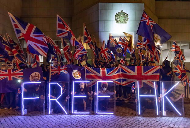Bilder des Jahres 2019, News 10 Oktober October 23, 2019, Hong Kong, China: Masked protesters hold a free HK sign outside the British Consulate, Urging the British government to support the motion debate in House of Lords of second citizenship for Hong Kong people. Hong Kong China - ZUMAs197 20191023_zaa_s197_072 Copyright: xMayxJamesx