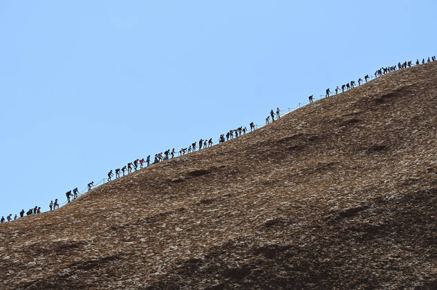 Bilder des Jahres 2019, News 10 Oktober News Bilder des Tages ULURU CLIMB CLOSURE COVERAGE, Tourists are seen climbing Uluru, also known as Ayers Rock at Uluru-Kata Tjuta National Park in the Northern Territory, Friday, October 25, 2019. Today is the last day people will be able to climb Uluru. ( NO ARCHIVING, EDITORIAL USE ONLY, NO USE IN BOOKS WITHOUT CONSENT YULARA NT AUSTRALIA  Copyright: xLUKASxCOCHx 20191025001428675613