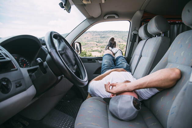 IMAGO Creative, Gesellschaft, Leisure Sickness Young man with leg prosthesis resting in camper van model released Symbolfoto  CJMF00011