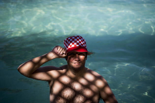 IMAGO Creative, Jahreszeit Sommer, Hitze IMAGO Creative, Sommer, Schatten-Plätze bei Hitze Portrait of overweight man with hat in pool in shady area model released Symbolfoto  OCMF00779
