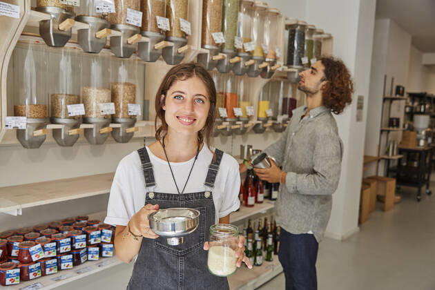 Portrait of smiling woman shopping in packaging-free supermarket model released Symbolfoto property released  SUF00614