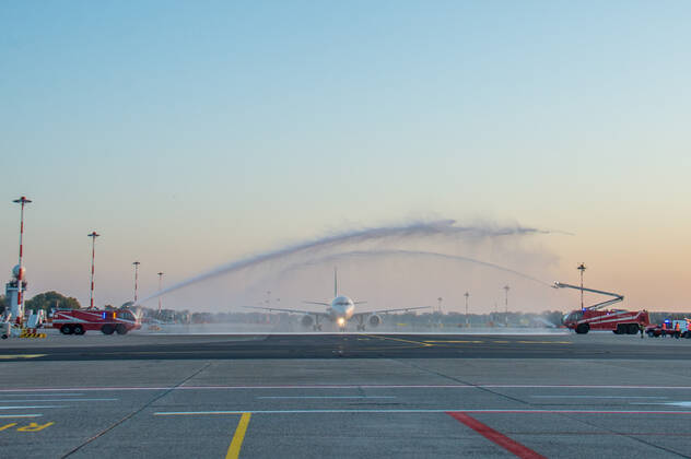 Bilder des Jahres 2019, News 10 Oktober News Bilder des Tages First Alitalia aircraft AZ2092 lands at Linate airport, first passengers disembark (Carlo Cozzoli Fotogramma, Milan - 2019-10-26) p.s. la foto e utilizzabile nel rispetto del contesto in cui e stata scattata, e senza intento diffamatorio del decoro delle persone rappresentate  Copyright: xCarloxCozzolix xFOTOGRAMMAx