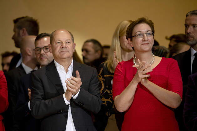 News Bilder des Tages Bundesfinanzminister Olaf Scholz (C-L) und Klara Geywitz (C-R) waehrend der Ankuendigung der Ergebnissen der SPD Mitgliederbefragung zur Wahl des neuen Parteivorsitzes im Willy Brandt-Haus in Berlin am 26. Oktober 2019. Das Paar Klara Geywitz und Olaf Scholz bekamen 22,68 % der Stimmen waehrend Saskia Esken und Norbert Walter-Borjans 21,04%. Ergebnisse der SPD Mitgliederbefragung zur Wahl des neuen Parteivorsitzes