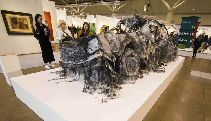 Bilder des Jahres 2019, Entertainment 10 Oktober Entertainment Bilder des Tages (191026) -- TORONTO, Oct. 26, 2019 -- People visit the 2019 Art Toronto in Toronto, Canada, on Oct. 26, 2019. Presenting works by over 100 galleries from across Canada and around the world, this annual three-day fair was held here from Friday to Sunday to draw tens of thousands of art collectors, professionals, and enthusiasts. (Photo by Xinhua) CANADA-TORONTO-ART FAIR ZouxZheng 