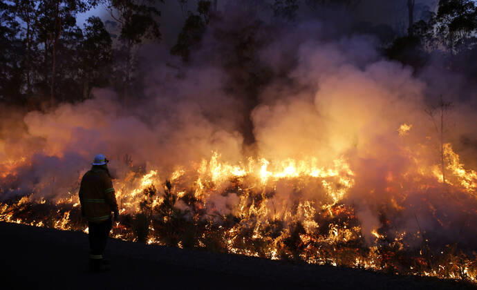 Bilder des Jahres 2019, News 10 Oktober NSW BUSHFIRES, An RFS crewman watches a back burn along Aerodrome road, Nabiac , Sunday, October 27, 2019. Almost 1200 firefighters are tackling large bushfires on the NSW mid-north coast among scores of blazes around the state. ( NO ARCHIVING, EDITORIAL USE ONLY, NO USE IN BOOKS WITHOUT CONSENT FORSTER NSW AUSTRALIA  Copyright: xDARRENxPATEMANx 20191027001429131252