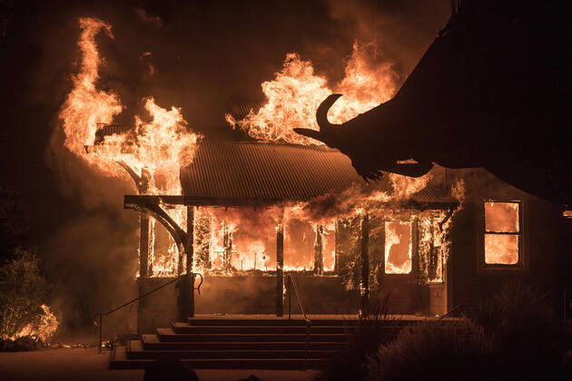 Bilder des Jahres 2019, News 10 Oktober A building at Soda Rock Winery burns from wind driven embers in Healdsburg, California early Sunday, October 27, 2019. Over 200,000 people have been evacuated in Northern California as winds clocked as high as 93 MPH fanned flames.  SXP2019102797 TERRYxSCHMITT