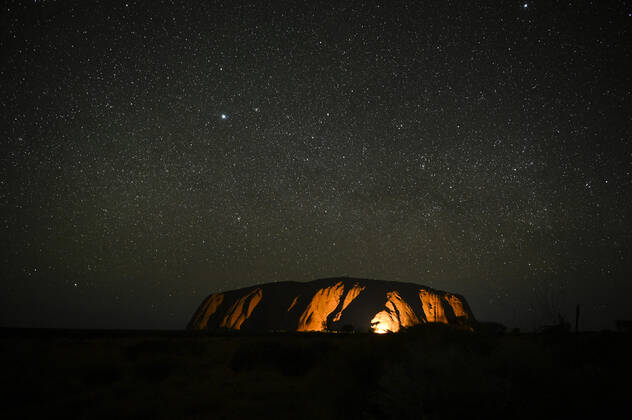 Bilder des Jahres 2019, News 10 Oktober News Bilder des Tages ULURU CLIMB CLOSURE COVERAGE, A long-exposure photograph shows Uluru, also known as Ayers Rock during night at Uluru-Kata Tjuta National Park in the Northern Territory, Sunday, October 27, 2019. ( NO ARCHIVING, EDITORIAL USE ONLY, NO USE IN BOOKS WITHOUT CONSENT YULARA NT AUSTRALIA  Copyright: xLUKASxCOCHx 20191028001429301229