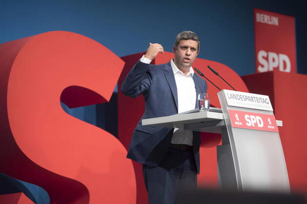 Raed Saleh - Parteitag SPD Berlin DEU, Deutschland, Germany, Berlin, 26.10..2019 Rede von Raed Saleh, Fraktionsvorsitzender der SPD im Berliner Abgeordnetenhaus, auf dem Landesparteitag der Berliner SPD in Berlin. Hauptpunkte auf dem Parteitag sind die Fragen einer moeglischen Enteignung von Immobilien und die Verbeamtung von Lehrern. Raed Saleh, parliamentary leader of the SPD in the House of Representatives, at a state party congress of the SPD Social Democratic Party in Berlin, Germany. Focus of the conference are the issues of a possible expropriation Deutsche Wohnen and of whether Berlin should again make teachers civil servants.