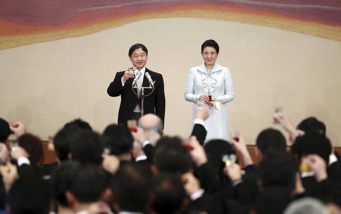 Bilder des Jahres 2019, Entertainment 10 Oktober Entertainment Bilder des Tages Japanese imperial banquet Japan s Emperor Naruhito and Empress Masako toast at a court banquet at the Imperial Palace in Tokyo on Oct. 29, 2019, the third such event following the emperor s enthronement ceremony on Oct. 22. (Pool photo) 