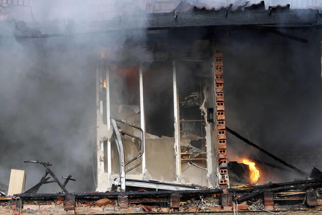Explosion_NSU 04.11.2011,Zwickau, Explosion, NSU, Brand, Feuerwehr, Polizei Am Freitagnachmittag kam es in Zwickau,in einem zum Verkauf stehenden Gebäude mit Laden- und Geschäftsräumen in der Frühlingsstraße 25, zu einer Explosion mit Brandfolge. Im 1. Obergeschoss brannte es in voller Ausdehnung. Eine Hälfte des Gebäudes wurde teilweise zerstört. Eine gehbehinderte Frau, welche noch im Haus wohnte, konnte gerettet werden. Es waren Feuerwehren aus Zwickau und der Umgebung im Einsatz. Beate Zschäpe vom Nationalsozialistische Untergrund (NSU) verbrannte hier den letzten Unterschlupf der Terrorbande. Chemnitz Sachsen BRD