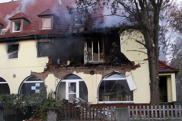 Explosion_NSU 04.11.2011,Zwickau, Explosion, NSU, Brand, Feuerwehr, Polizei Am Freitagnachmittag kam es in Zwickau,in einem zum Verkauf stehenden Gebäude mit Laden- und Geschäftsräumen in der Frühlingsstraße 25, zu einer Explosion mit Brandfolge. Im 1. Obergeschoss brannte es in voller Ausdehnung. Eine Hälfte des Gebäudes wurde teilweise zerstört. Eine gehbehinderte Frau, welche noch im Haus wohnte, konnte gerettet werden. Es waren Feuerwehren aus Zwickau und der Umgebung im Einsatz. Beate Zschäpe vom Nationalsozialistische Untergrund (NSU) verbrannte hier den letzten Unterschlupf der Terrorbande. Chemnitz Sachsen BRD