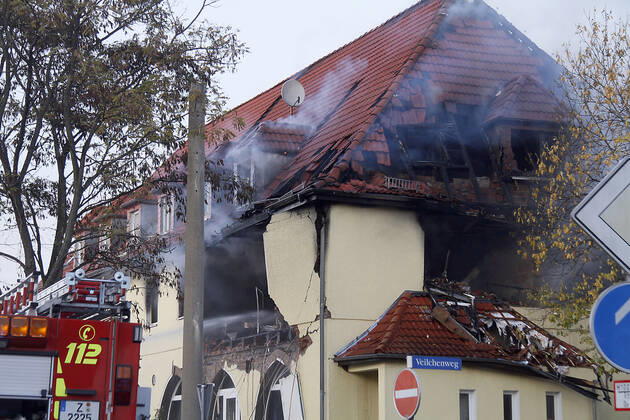 Explosion_NSU 04.11.2011,Zwickau, Explosion, NSU, Brand, Feuerwehr, Polizei Am Freitagnachmittag kam es in Zwickau,in einem zum Verkauf stehenden Gebäude mit Laden- und Geschäftsräumen in der Frühlingsstraße 25, zu einer Explosion mit Brandfolge. Im 1. Obergeschoss brannte es in voller Ausdehnung. Eine Hälfte des Gebäudes wurde teilweise zerstört. Eine gehbehinderte Frau, welche noch im Haus wohnte, konnte gerettet werden. Es waren Feuerwehren aus Zwickau und der Umgebung im Einsatz. Beate Zschäpe vom Nationalsozialistische Untergrund (NSU) verbrannte hier den letzten Unterschlupf der Terrorbande. Chemnitz Sachsen BRD