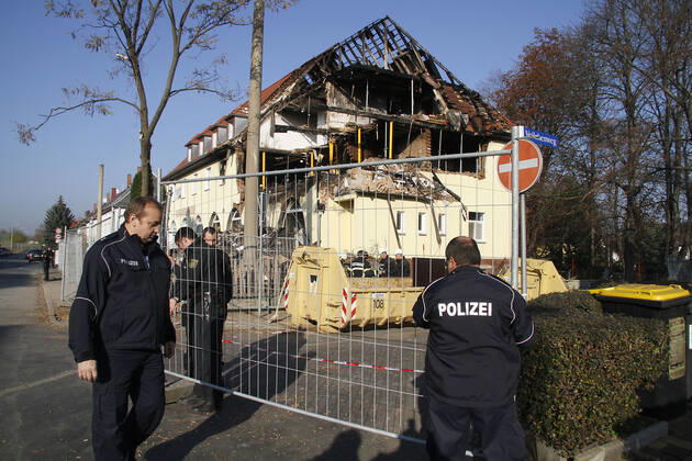 Hausexplosion_NSU 08.11.2011, Zwickau,Frühlingstrasse 26, Polizei, Hausexplosion,Verbrechertrio aus Sachsen, NSU versteckte sich hier,Polizei sucht im Brandschutt nach Waffen und Dokumenten NSNationalsozialistische Untergrund (NSU) war eine neonazistische terroristische Vereinigung in Deutschland, die um 1999 zur Ermordung von Mitbürgern ausländischer Herkunft aus rassistischen und fremdenfeindlichen Motiven gebildet wurde. Die Mitglieder Uwe Mundlos, Uwe Böhnhardt und Beate Zschäpe stammten aus Jena und lebten ab 1998 untergetaucht in Chemnitz und Zwickau. Sie ermordeten zwischen 2000 und 2007 neun Migranten und eine Polizistin, verübten 43 Mordversuche, drei Sprengstoffanschläge (Nürnberg 1999, Köln 2001 und 2004) und 15 Raubüberfälle. Beate Zschäpe brannte hier ihren letzten Unterschlupf ab. Chemnitz Sachsen BRD