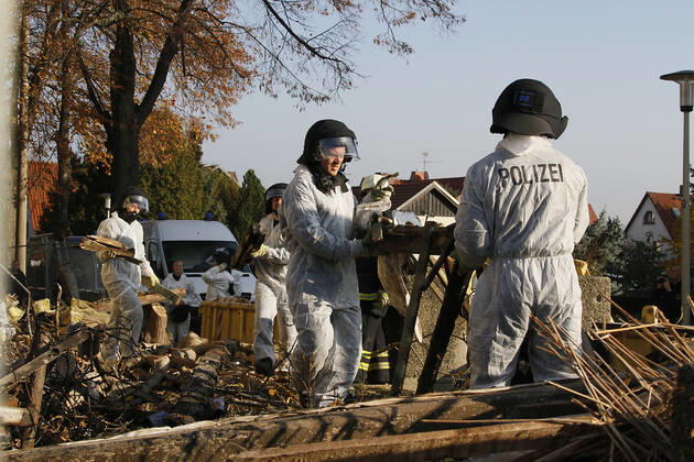 Hausexplosion_NSU 08.11.2011, Zwickau,Frühlingstrasse 26, Polizei, Hausexplosion,Verbrechertrio aus Sachsen, NSU versteckte sich hier,Polizei sucht im Brandschutt nach Waffen und Dokumenten NSNationalsozialistische Untergrund (NSU) war eine neonazistische terroristische Vereinigung in Deutschland, die um 1999 zur Ermordung von Mitbürgern ausländischer Herkunft aus rassistischen und fremdenfeindlichen Motiven gebildet wurde. Die Mitglieder Uwe Mundlos, Uwe Böhnhardt und Beate Zschäpe stammten aus Jena und lebten ab 1998 untergetaucht in Chemnitz und Zwickau. Sie ermordeten zwischen 2000 und 2007 neun Migranten und eine Polizistin, verübten 43 Mordversuche, drei Sprengstoffanschläge (Nürnberg 1999, Köln 2001 und 2004) und 15 Raubüberfälle. Beate Zschäpe brannte hier ihren letzten Unterschlupf ab. Chemnitz Sachsen BRD
