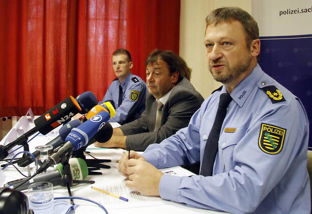 Hausexplosion_PK_NSU 09.11.2011, Zwickau,Frühlingstrasse 26, Polizei, Hausexplosion,Verbrechertrio aus Sachsen, NSU, versteckte sich hier,Polizeidirektion Zwickau, Pressekonferenz, Polizeichef Jürgen Georgie, links daneben Oberstaatsanwalt Uwe Wiegner Chemnitz Sachsen BRD