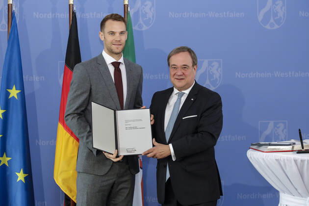 Entertainment Themen der Woche KW44 Bilder des Jahres 2019, Entertainment 10 Oktober News Bilder des Tages 30.10.2019. Manuel Neuer wird von NRW-Ministerpräsident Armin Laschet für seinen vorbildlichen sozialen Einsatz mit dem Verdienstorden des Landes Nordrhein-Westfalen ausgezeichnet. Der in Gelsenkirchen geborene und aufgewachsene Nationaltorhüter, Fußball-Weltmeister und Weltsportler des Jahres 2014, mehrfacher Deutscher Meister und DFB-Pokalsieger engagiert sich seit vielen Jahren für zahlreiche soziale Projekte im Ruhrgebiet. 2010 gründete er die Manuel Neuer Kids Foundation für sozial benachteiligte Kinder und Jugendliche vor allem im Ruhrgebiet. Im 2014 errichteten MANUS , einem offenen Kinder- und Jugendhaus seiner Stiftung, werden Kinder außerhalb der regulären Schulzeit durch verschiedene Bildungsangebote und Aktivitäten in ihrer ganzheitlichen Entwicklung gefördert. Düsseldorf Staatskanzlei Nordrhein-Westfalen Deutschland