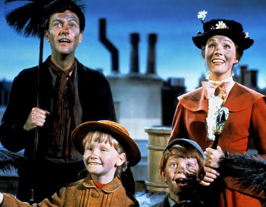 OSCARS. Beste Hauptdarstellerin. Preisträgerinnen 1961-1970 Dick Van Dyke, Karen Dotrice, Matthew Garber & Julie Andrews Characters: Bert,Jane Banks,Michael Banks & Mary Poppins Film: Mary Poppins (USA 1964) Literurverfilmung (Based On The Books By P.L. Travers) Director: Robert Stevenson 27 August 1964 MARY POPPINS, Dick Van Dyke, Karin Dotrice, Matthew Garber, Julie Andrews, 1964  Copyright: MaryxEvansxAFxArchive 12092074 editorial use only