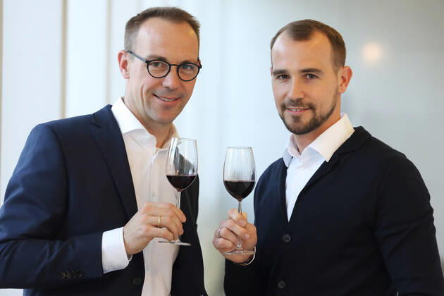 HANSJÖRG UND MATTHIAS ALDINGER WEINGUT ALDINGER WINZER DES JAHRES AUSZEICHNUNG DES VINUM WEINGUIDE DEUTSCHLAND 2020 MAINZ 