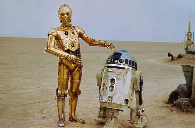 Anthony Daniels & Kenny Baker Characters: C-3PO & R2-D2 Film: Star Wars; Star Wars: Episode Iv - A New Hope (USA 1977) Neuer Titel Auch: Star Wars: Episode Iv û Eine Neue Hoffnung Director: George Lucas 25 May 1977 Copyright: LucasfilmxAFxArchivexMaryxEvans 12453161 editorial use only