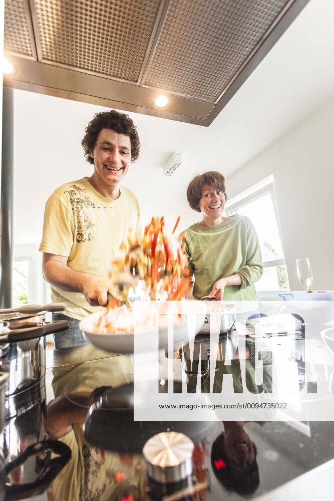 Stockfoto Freude Am Kochen Kochen Macht Mit Freunden Un