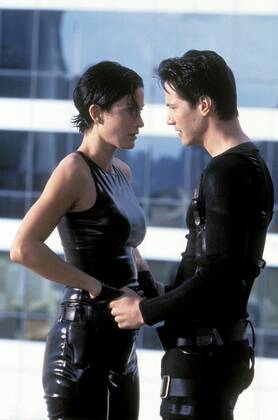 Carrie-Anne Moss & Keanu Reeves Characters: Trinity,Neo Film: The Matrix (USA AUS 1999) Director: The Wachowski Brothers 31 March 1999 Licensed by Channel 5 Broadcasting. Contact Channel 5 Stills: 0207 550 5583 5509 5544. Free for editorial press and listings use in connection with the current broadcast of Channel 5 programmes only. This image may only be reproduced with the prior written consent of Channel 5. All rights reserved. Not for any form of advertising, internet use or in connection with the sale of any product. Copyright: MaryxEvansxAFxArchivexWarnerxBros. 12551016 editorial use only